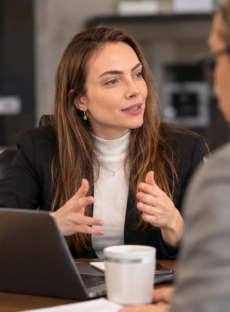 Camila Ghisolfi, CEO da Conceptt Clean, em reunião com um cliente