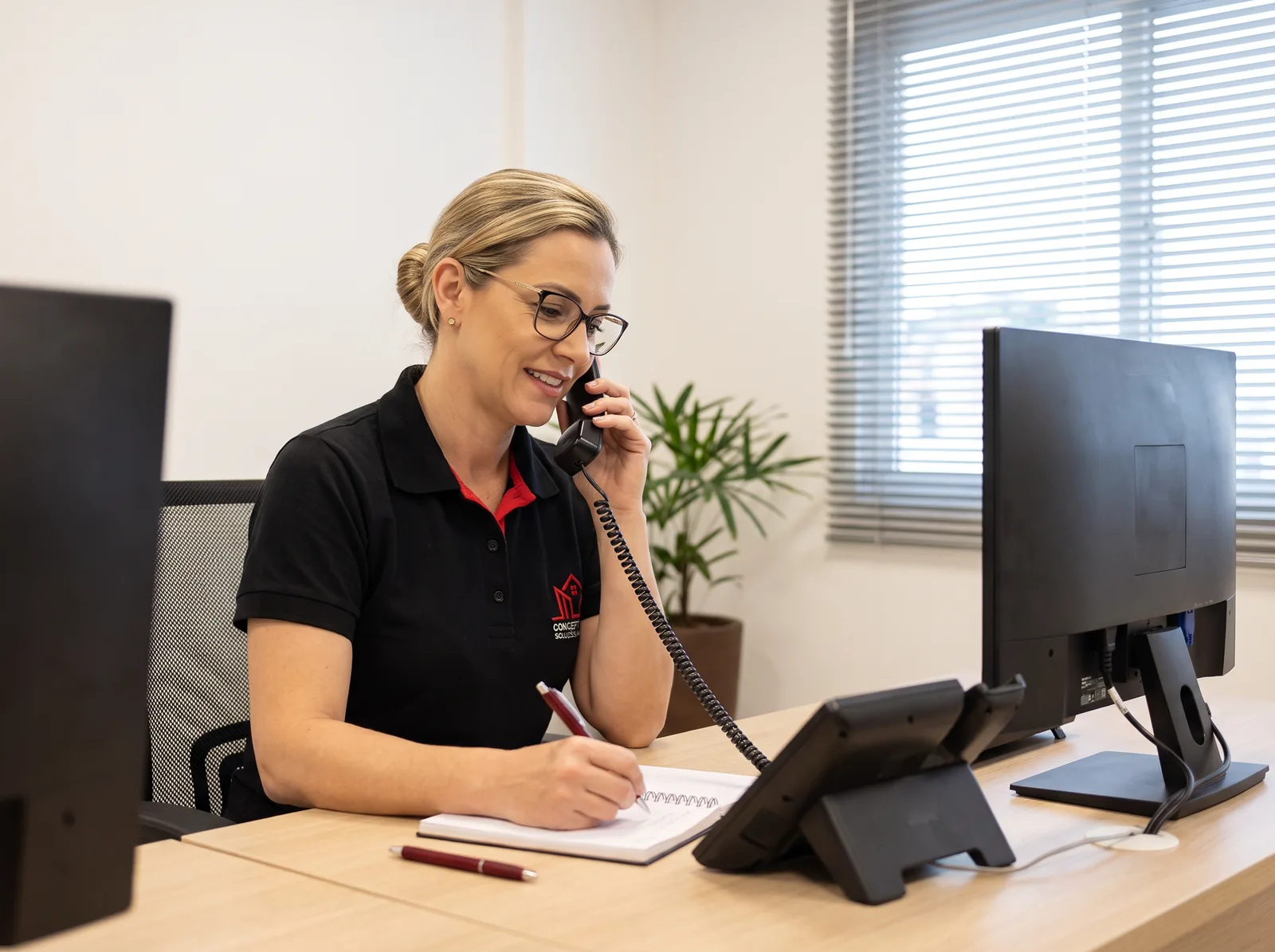 Equipe do escritório da Conceptt atendendo um cliente pelo telefone
